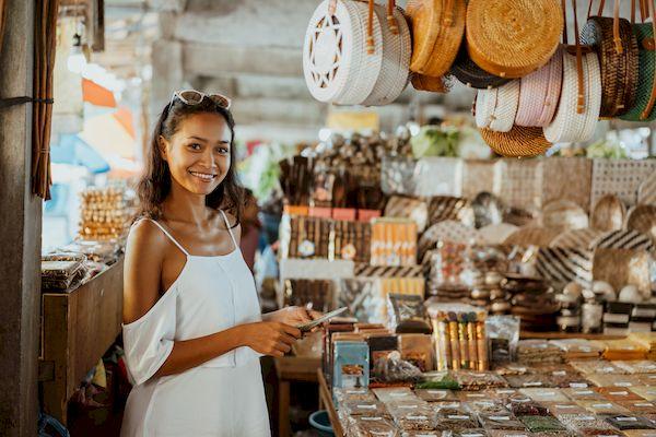 Бали дешево или дорого? asian woman with tanned skin in the souvenir shop