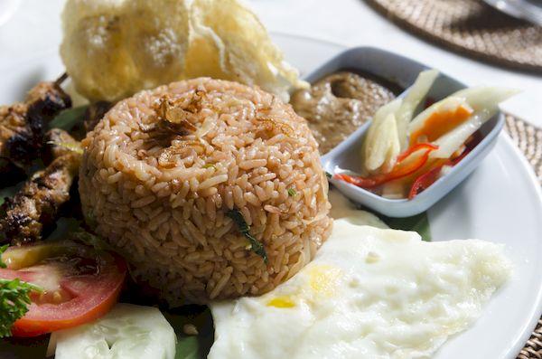 Бали Индонезия _nasi lemack style dish fresh vegetables nuts fish with rice popular across indonesia