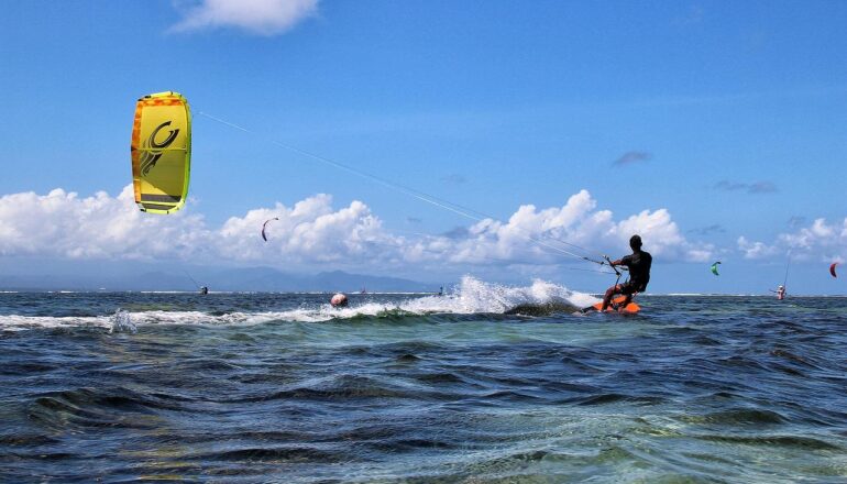 Бали закрыт _Bali_kite surfing 1778293_1280