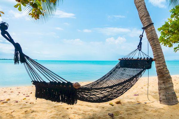 Правила въезда на Мальдивы _empty-hammock-swing-around-beach-sea-ocean-with-white-cloud-blue-sky-travel-vacation