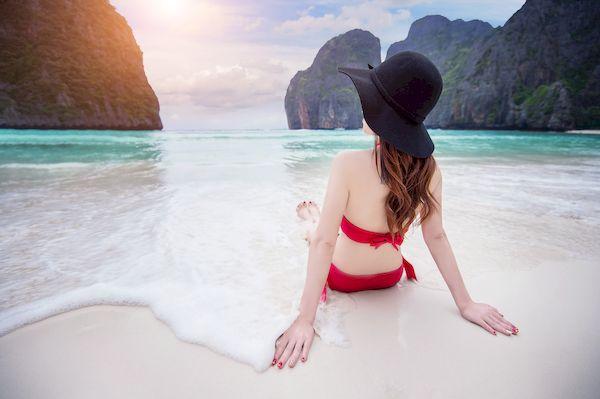 Правила въезда на Мальдивы _young-woman-red-bikini-sitting-beach