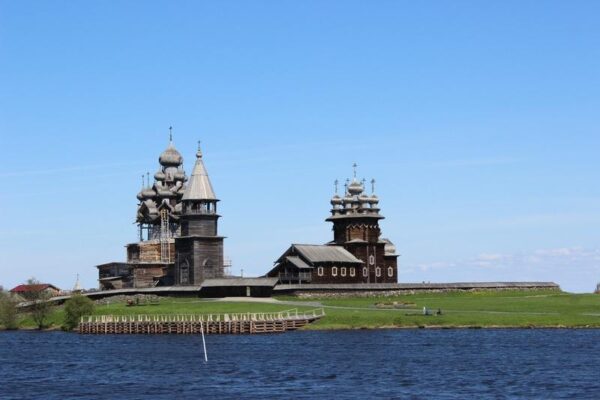 13 замечательных мест в России _деревянные церкви Кижи