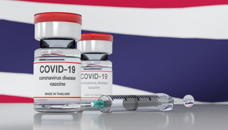 Таиланд карантин Thailand_vaccine vial syringe with thai flag background