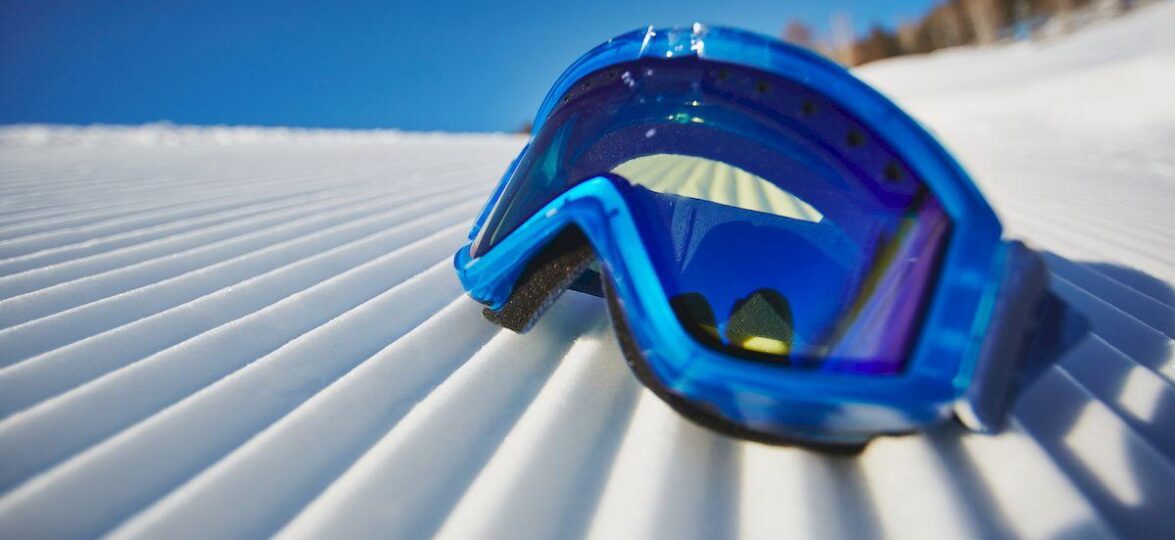 Красная Поляна в феврале_close-up-snowboarding-glasses-snow_result