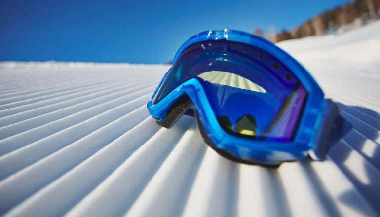 Красная Поляна в феврале_close-up-snowboarding-glasses-snow_result