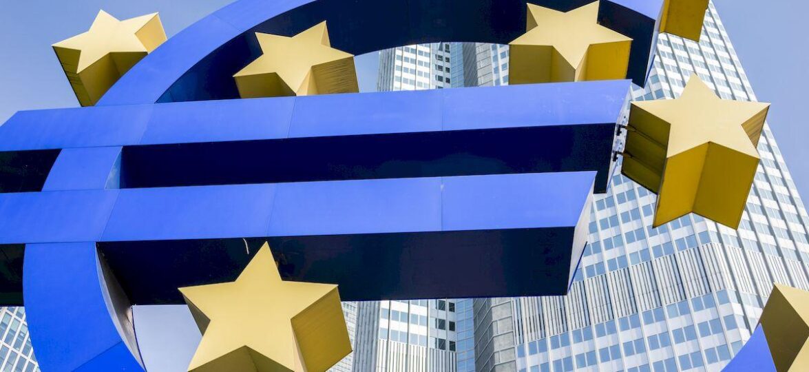 Можно ли сейчас попасть в Евросоюз? _Euro symbol in Frankfurt
