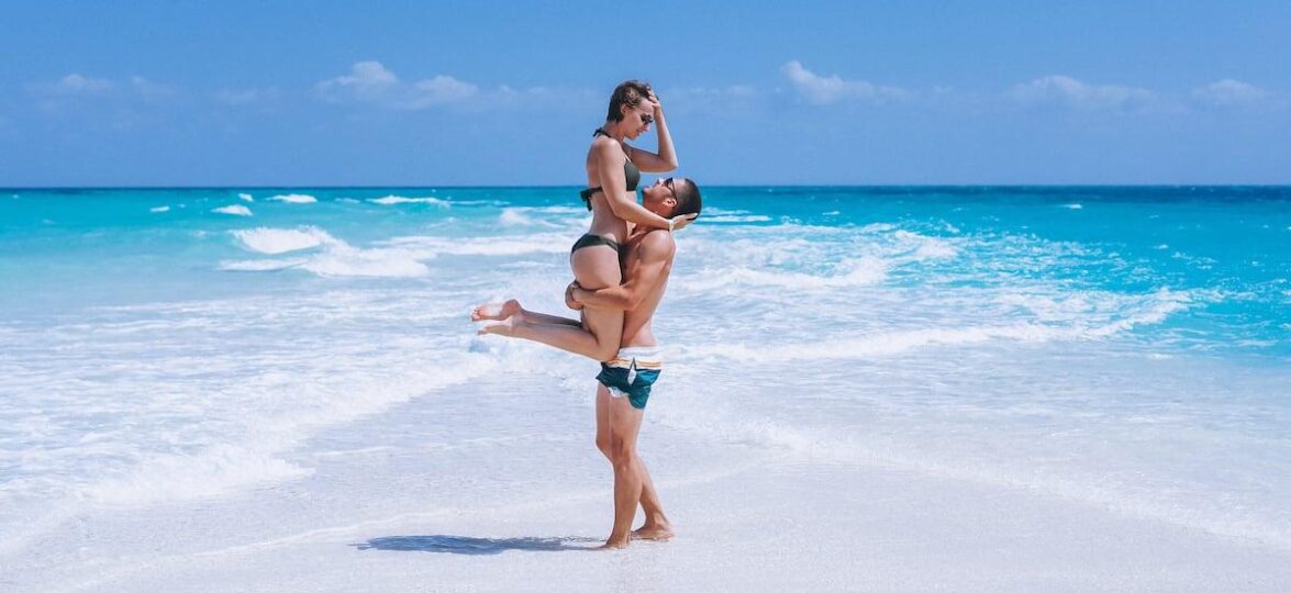 ostrov zanzibar iz sankt peterburga couple happy together vacation by ocean