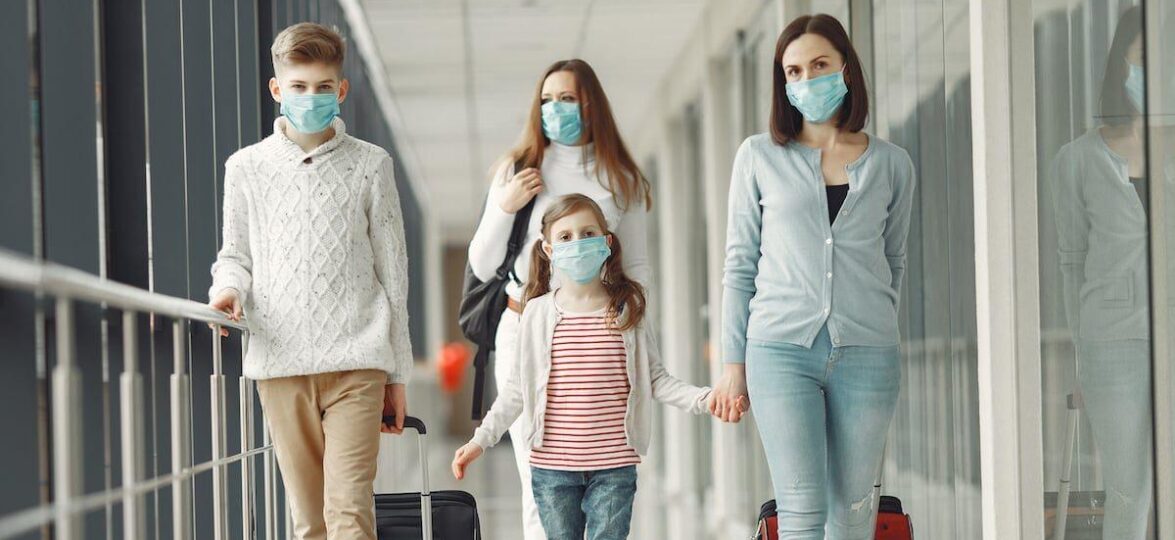 otkrytie aviasoobscheniya people in airport are wearing masks to protect themselves from virus e1610961532154