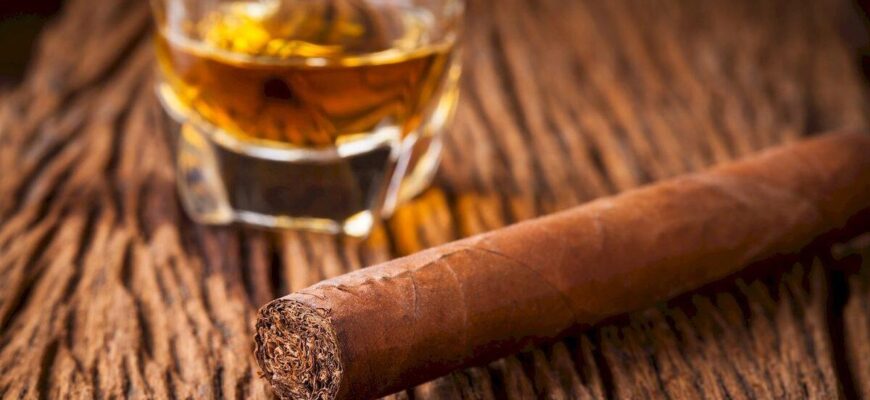Карантин на Кубе _cigar and whisky on old wooden table