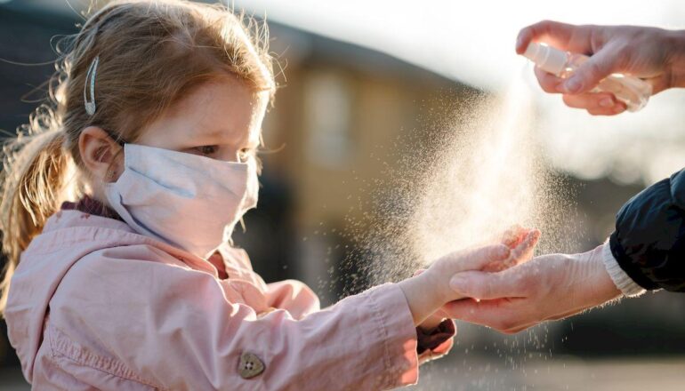 Снятие ограничений по коронавирусу в России_hand-washing-spray-illness-protection
