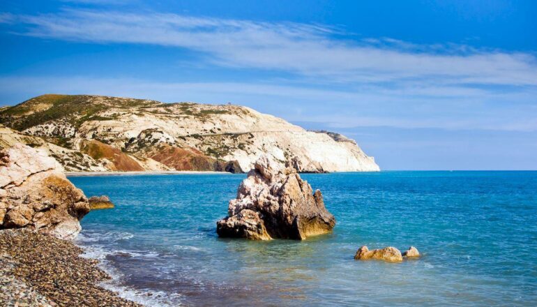 Кипр открывает границы _Aphrodite's birthplace beach in Paphos, Cyprus