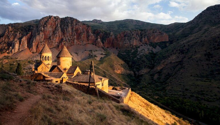 Армения в мае 2021_туры из Москвы в Ереван на праздники_armenian-monastery