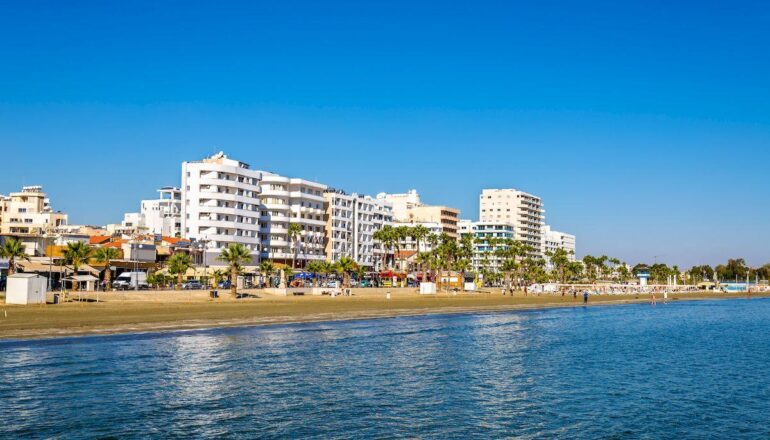 Кипр в мае 2021 года _beach-larnaka-city-cyprus