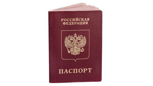 Правила въезда в Россию с 7 июля 2021 года _Russian passport isolated on white background