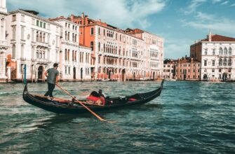 Италия откроет границы _Venetian Gondolier Punts Gondola in Venice, Italy