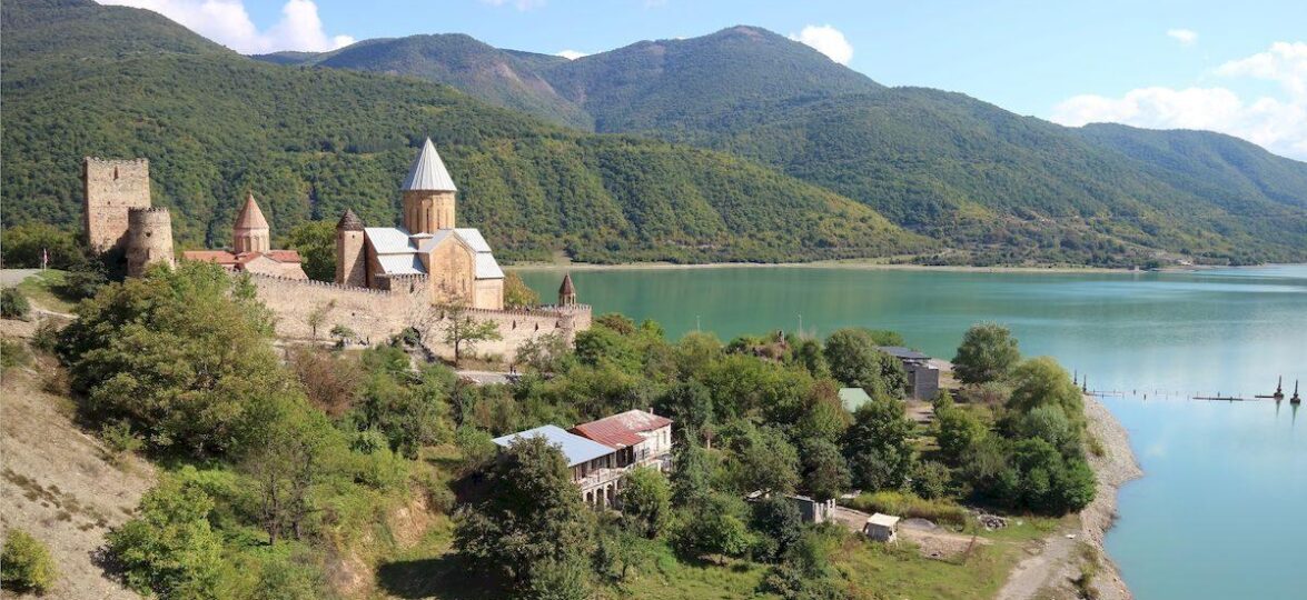 Сухопутные границы Грузии _ananuri medieval castle complex stunning landmark aragvi river bank georgia