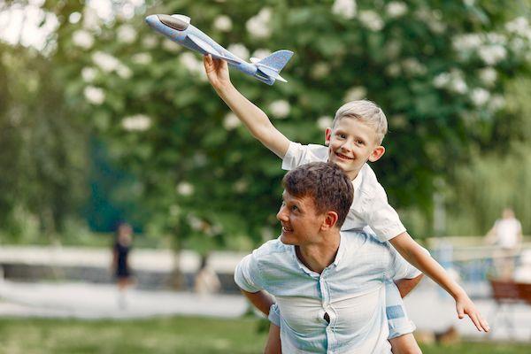 Билеты Nordwind Airlines _Father with little son playing with toy plane