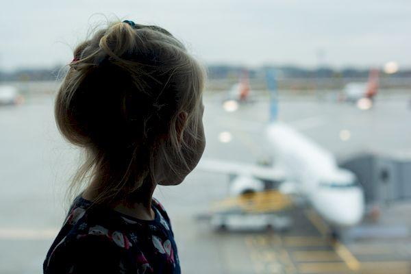 с какими странами открыто авиасообщение из России _child at the airport looks at the plane outside the window. Airl