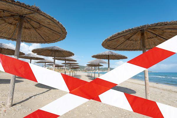 Росавиация: грузопассажирские рейсы - не для туристов _Empty beach with barrier tape, closed summer beach, concept pict