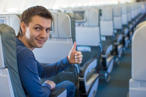 запрет грузопассажирских рейсов на Кипр и в Тунис _Happy man showing thumbs up inside the aircraft
