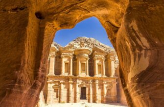 Иордания открыта для туристов из России _stunning view from cave ad deir monastery ancient city petra jordan