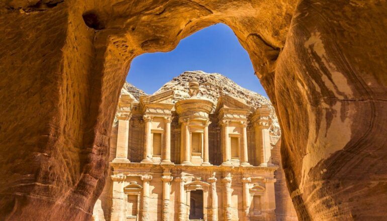 Иордания открыта для туристов из России _stunning view from cave ad deir monastery ancient city petra jordan