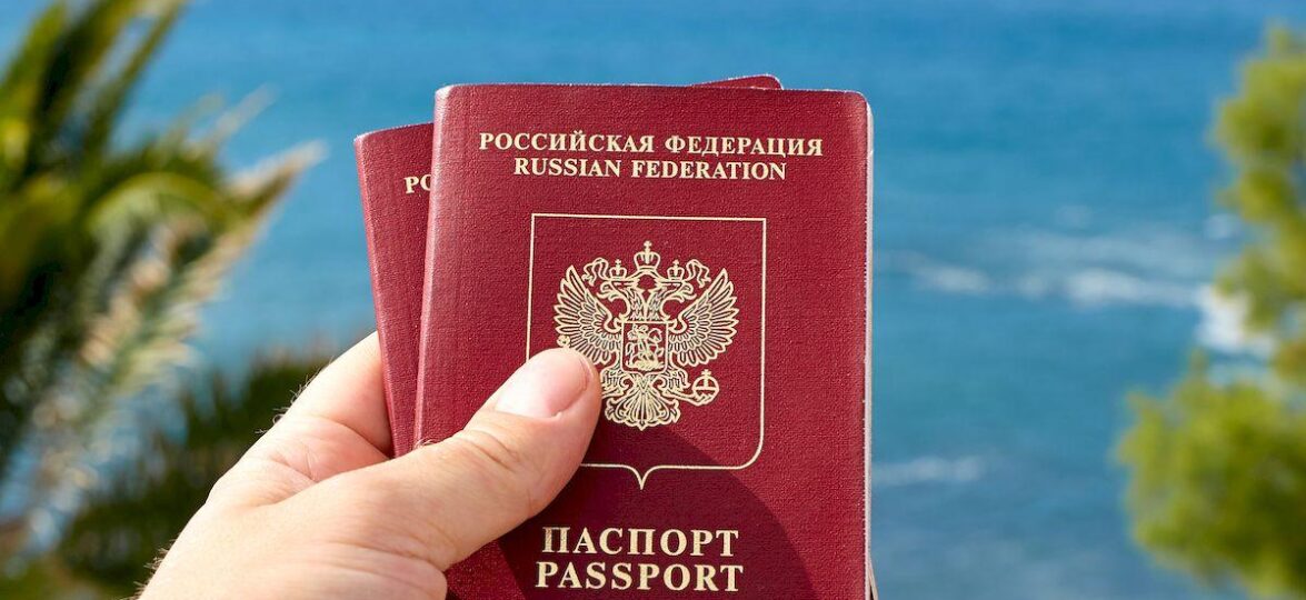 Росавиация: грузопассажирские рейсы - не для туристов _travel tourism concept passports