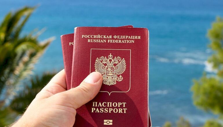Росавиация: грузопассажирские рейсы - не для туристов _travel tourism concept passports