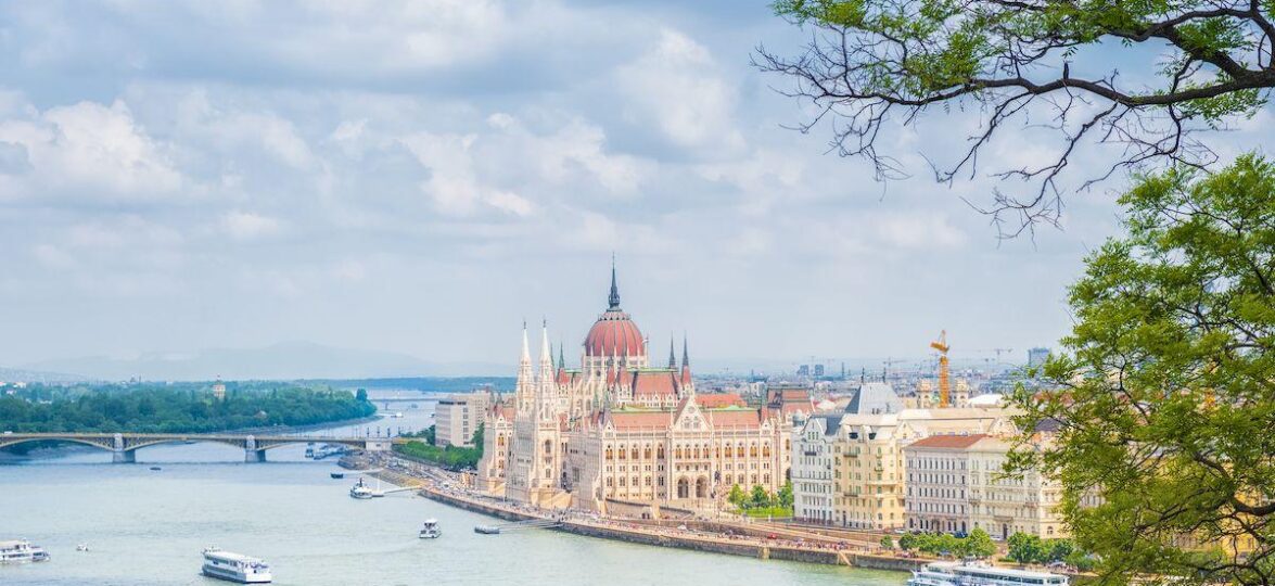 Въезд в Венгрию для россиян со Спутником V_hungarian parliament budapest