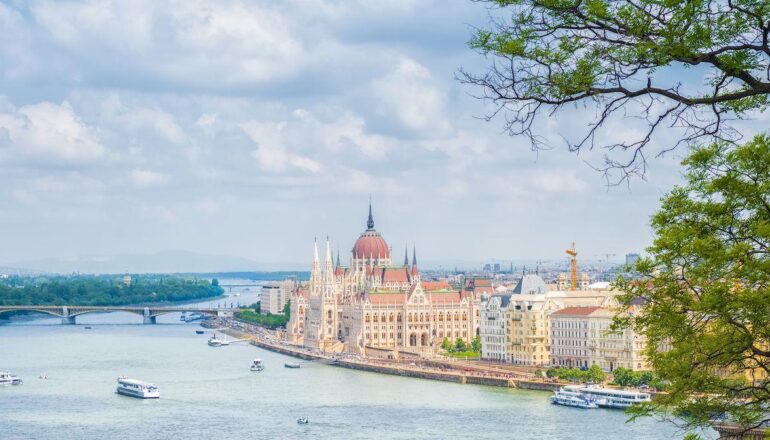 Въезд в Венгрию для россиян со Спутником V_hungarian parliament budapest