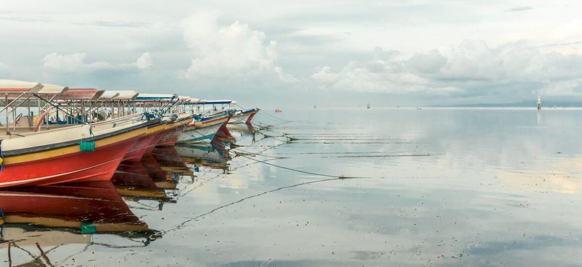Открытие Бали опять отложено_boats-bali-island-without-tourists