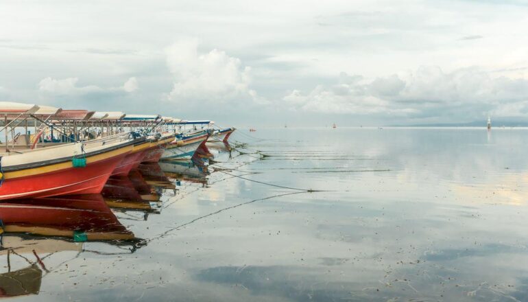 Открытие Бали опять отложено_boats-bali-island-without-tourists