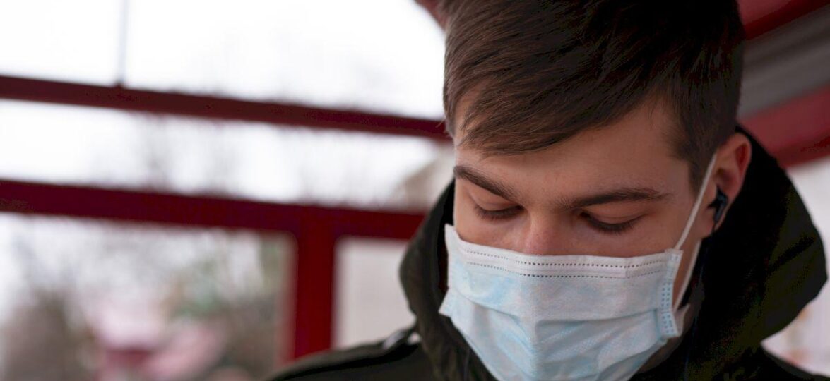 Порядок въезда в РФ для россиян с 7 июля_man medical mask quarantine
