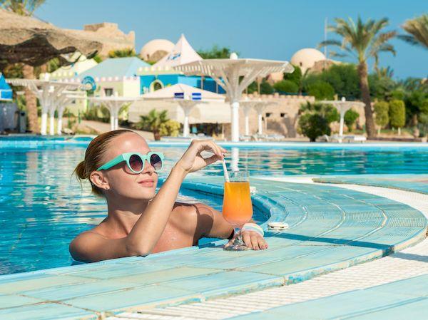 полеты на курорты Египта с 9 августа 2021_girl pool bar