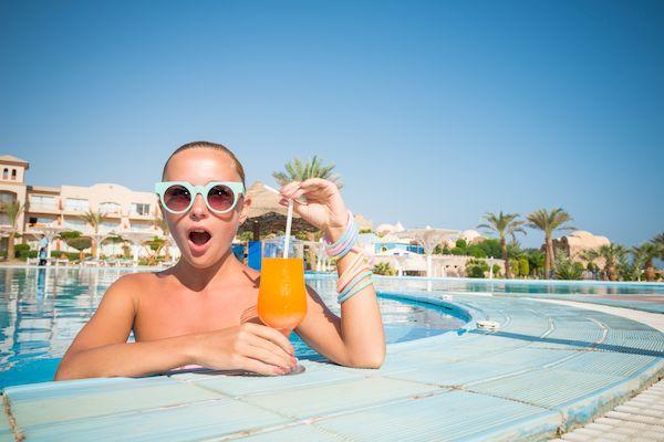 дешевые туры на курорты Египта август-сентябрь 2021_girl pool bar