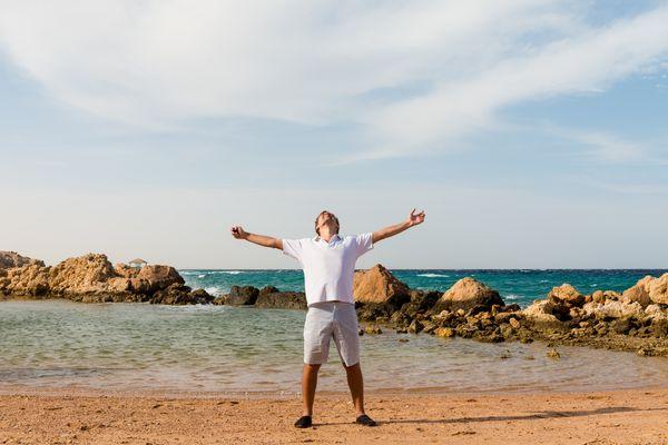 Правила въезда в Египет для туристов в 2021_young man beach