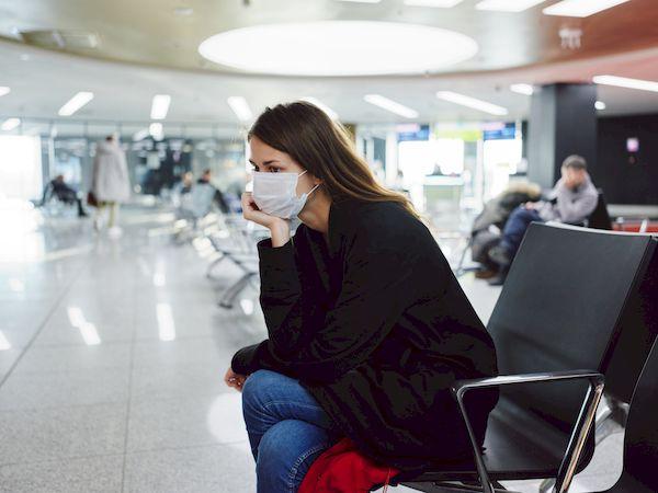 карантин в Таиланде сокращен до 7 дней _sad woman waiting airport