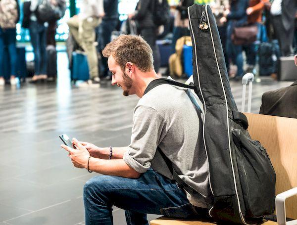 анкета для прибывающих в РФ _international airport using mobile smart phone