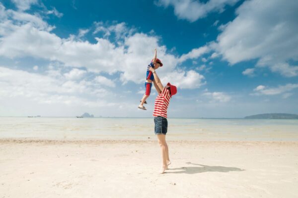 Правила въезда в Таиланд в 2022 году _mother son beach outdoors sea blue sky