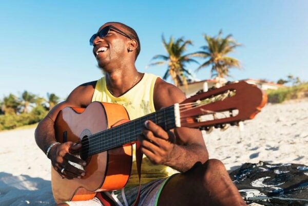 въезд на Кубу для россиян в 2022 году _young cuban man guitar