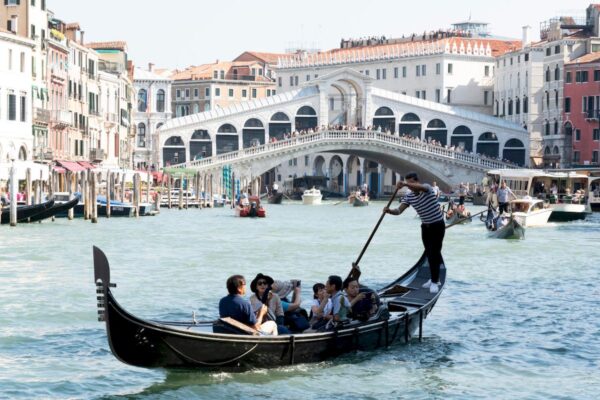 Новый туристический сбор в Венеции_venice italy september 15 2019 lot gondola venice detail